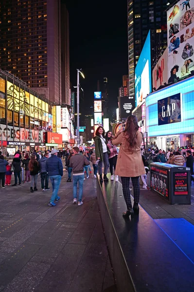 Times Square en Nueva York, Nueva York la noche del sábado. — Foto de Stock
