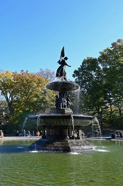 Fuente Behesda en Central Park en Nueva York en clara tarde de otoño fresco. — Foto de Stock