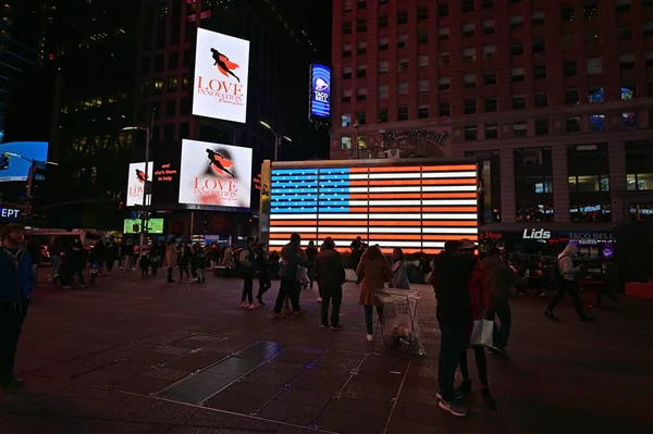 Times Square en Nueva York, Nueva York la noche del sábado. — Foto de Stock