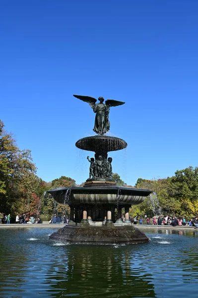 Fontein van Behesda in Central Park in New York op heldere, koele herfstmiddag. — Stockfoto