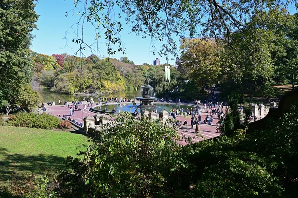 Fonte de Behesda no Central Park em Nova York na tarde fria clara do outono. — Fotografia de Stock