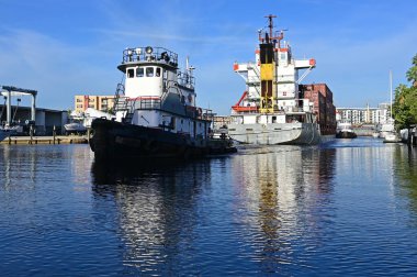Miami, Florida 'da Miami Nehri' nde römorkörlerle yönetilen küçük bir konteynır gemisi..