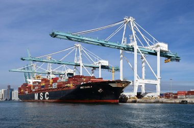 Miami, Florida 'daki Port Miami' de gantry vinçleri altında konteynır gemisi.