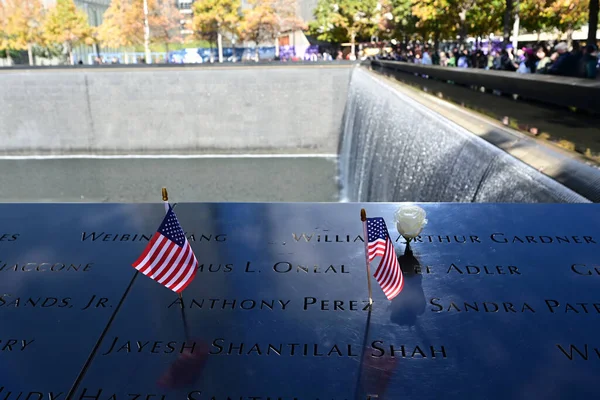 Miniatűr amerikai zászlók és virágok a World Trade Center Memorial New York-ban. — Stock Fotó