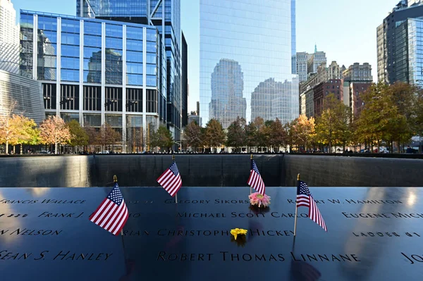 Miniatűr amerikai zászlók és virágok a World Trade Center Memorial New York-ban. — Stock Fotó