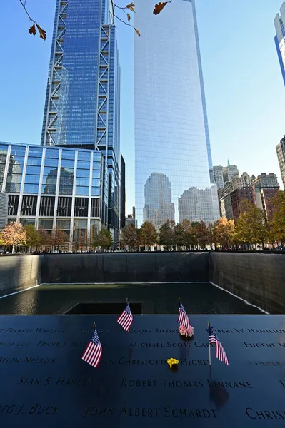 Miniatűr amerikai zászlók és virágok a World Trade Center Memorial New York-ban. — Stock Fotó