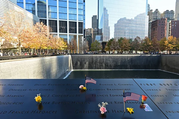 Banderas y flores estadounidenses en miniatura en el World Trade Center Memorial de Nueva York. — Foto de Stock
