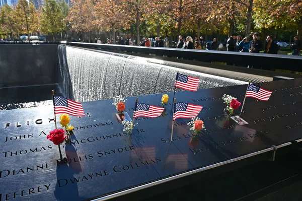 Bandeiras e flores americanas em miniatura no Memorial do World Trade Center em Nova York. — Fotografia de Stock