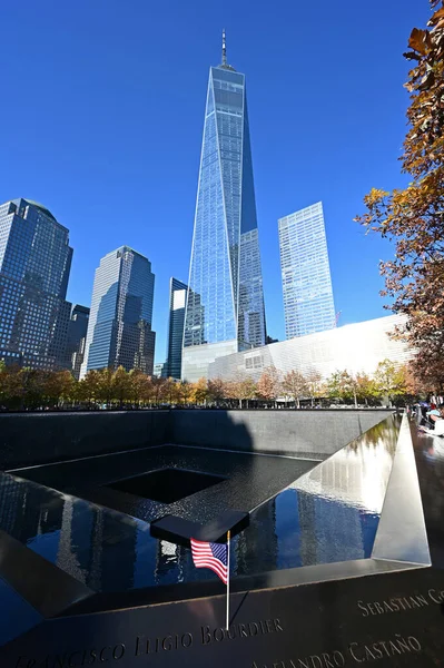 Miniatűr amerikai zászlók és virágok a World Trade Center Memorial New York-ban. — Stock Fotó