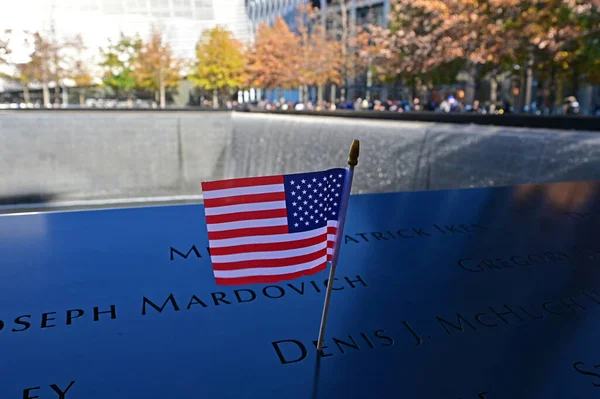 Miniatűr amerikai zászlók és virágok a World Trade Center Memorial New York-ban. — Stock Fotó