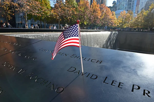 Miniatűr amerikai zászlók és virágok a World Trade Center Memorial New York-ban. — Stock Fotó