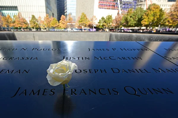 Banderas y flores estadounidenses en miniatura en el World Trade Center Memorial de Nueva York. — Foto de Stock