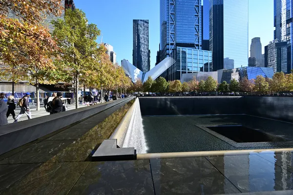 Роздуми над басейном і навколишніми будинками на меморіалі 11 вересня. — стокове фото