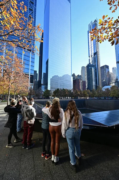 Familia en piscina reflectante en el Memorial Nacional del 11 de Septiembre en Nueva York. — Foto de Stock
