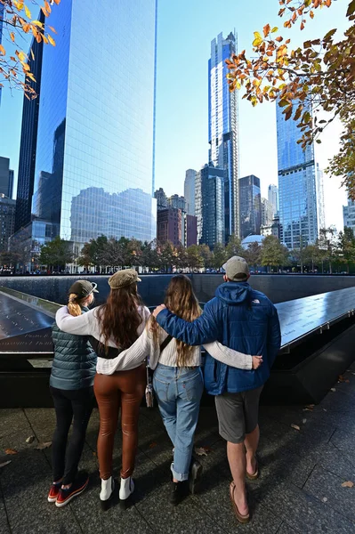 Familia en piscina reflectante en el Memorial Nacional del 11 de Septiembre en Nueva York. — Foto de Stock