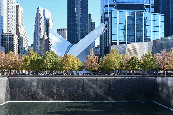 Роздуми над басейном і навколишніми будинками на меморіалі 11 вересня. — стокове фото