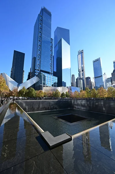 Reflecterend zwembad en omliggende gebouwen op Nationaal 11 September Memorial. — Stockfoto