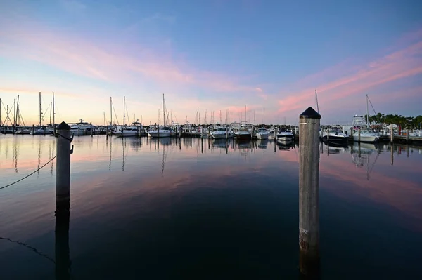 Bateaux amarrés dans la marina de Miami, Floride au lever du soleil. — Photo