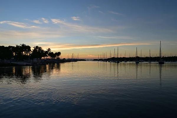 Boats docked in marina in Miami, Florida at sunrise. — Stock Photo, Image