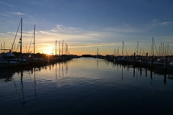 Човни, пристиковані до пристані в Маямі (штат Флорида) на світанку.. — стокове фото