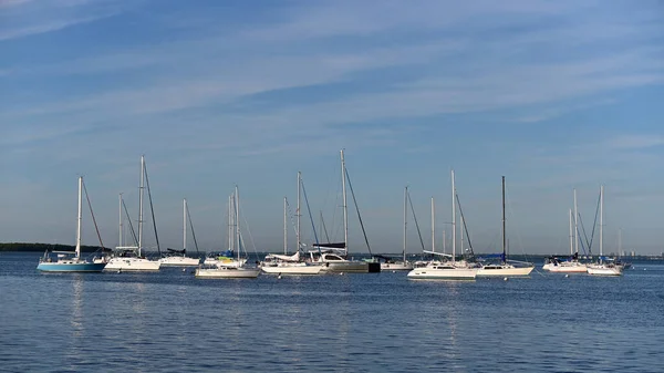 晴れた秋の朝、帆船がクランドン公園とマリーナ沖に係留されました. — ストック写真