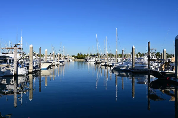 Hajók dokkolt marina Key Biscayne, Florida kora reggeli fényben. — Stock Fotó