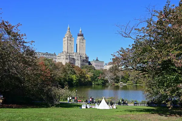 Central Park in New York mit Herbstlaub und Wolkenkratzern im Hintergrund. — Stockfoto