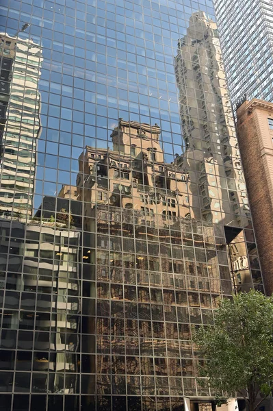Edificio reflejado en fachada de cristal de edificio moderno en la ciudad de Nueva York. — Foto de Stock