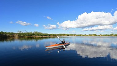 Florida, Everglades Ulusal Parkı 'ndaki Nine Mile Pond' da kayak yapan kadın..