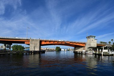 Miami Nehri üzerindeki renkli köprüler Miami, Florida.