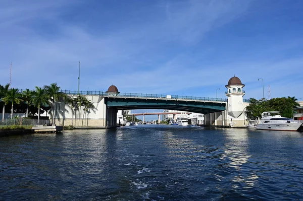 Bunte Brücken am Miami River in Miami, Florida. — Stockfoto