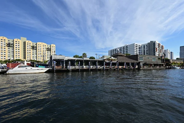 Waterfront restaurants and apartment buildings on Miami River in Miami, Florida. — Stock Photo, Image