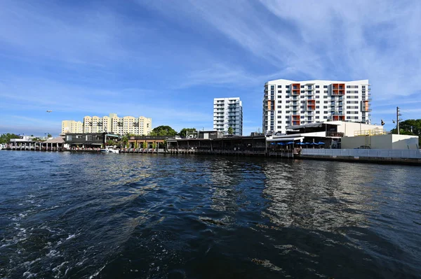 Restaurantes frente al mar y edificios de apartamentos en Miami River en Miami, Florida. — Foto de Stock