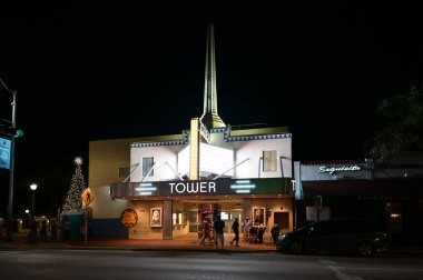 Miamis Little Havana 'daki Calle Ocho' da gece vakti sokak sahnesi.