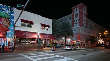 Miamis Little Havana 'daki Calle Ocho' da gece vakti sokak sahnesi.