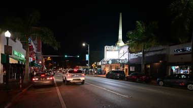 Miamis Little Havana 'daki Calle Ocho' da gece vakti sokak sahnesi.