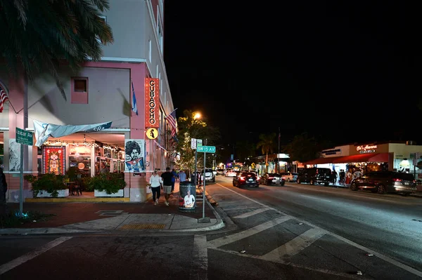 Miamis Little Havana 'daki Calle Ocho' da gece vakti sokak sahnesi.