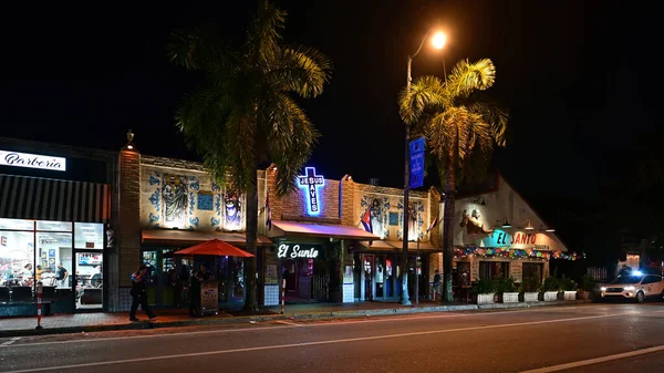 Miamis Little Havana 'daki Calle Ocho' da gece vakti sokak sahnesi. — Stok fotoğraf