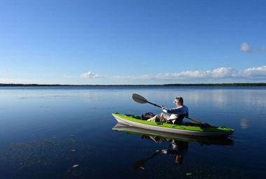 Florida Everglades Ulusal Parkı 'ndaki Coot Körfezi' nde aktif kıdemli kano..