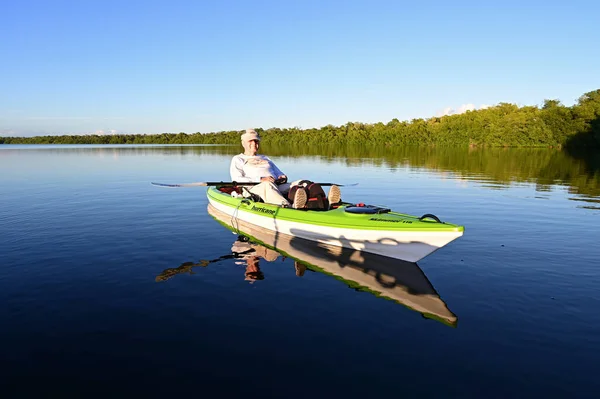 Aktywne spływy kajakowe na zatokę Coot Bay w Parku Narodowym Everglades na Florydzie. — Zdjęcie stockowe