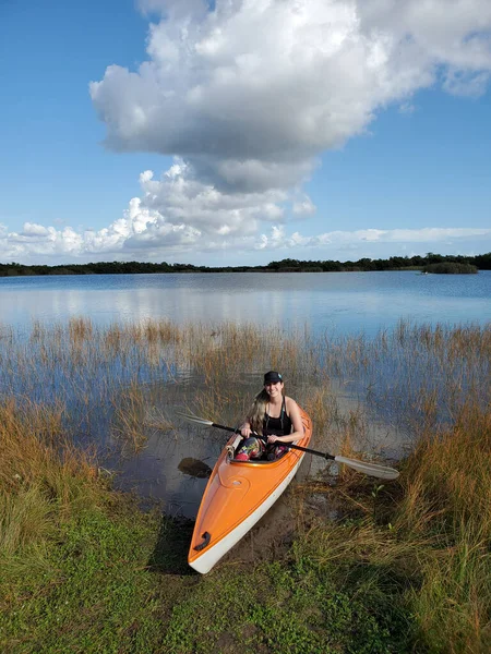 Kajakozó fiatal nő a Kilenc Mérföld tónál az Everglades Nemzeti Parkban. — Stock Fotó