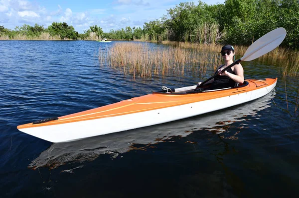 Młoda kobieta spływa kajakiem po Stawie Nine Mile w Parku Narodowym Everglades. — Zdjęcie stockowe