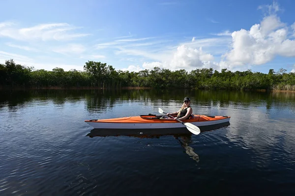 Kajakozó fiatal nő a Kilenc Mérföld tónál az Everglades Nemzeti Parkban. — Stock Fotó