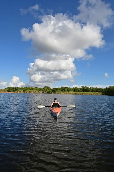 Young woman kayaking on Nine Mile Pond in Everglades National Park. — стоковое фото