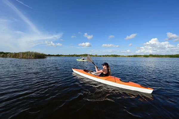 Everglades Ulusal Parkı 'ndaki Nine Mile Pond' da kayak yapan genç bir kadın..