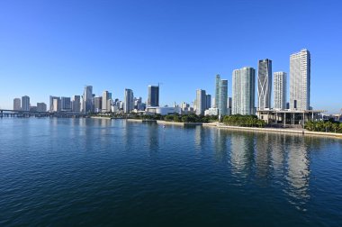 Miami, Florida silueti Biscayne Körfezi 'ne yansıdı..