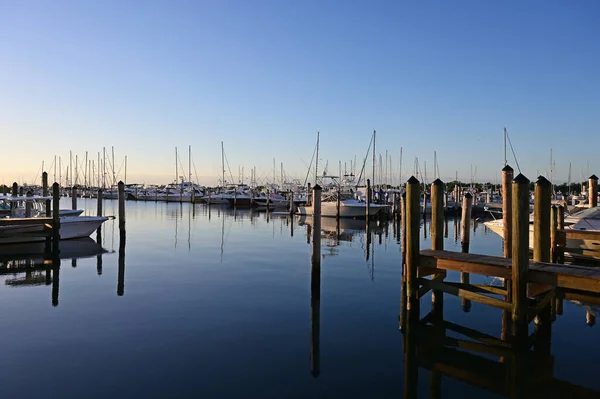 Dinner Key Marina in Coconut Grove, Miami, Florida at sunrise. — 图库照片