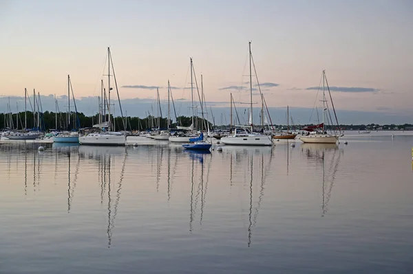 Vertäute Segelboote vor Coconut Grove im Morgenlicht. lizenzfreie Stockbilder