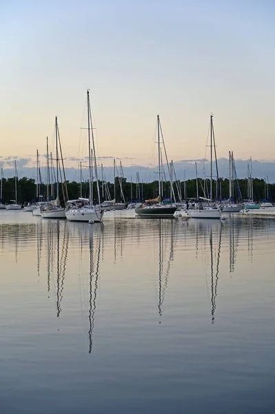 Vertäute Segelboote vor Coconut Grove im Morgenlicht. lizenzfreie Stockfotos