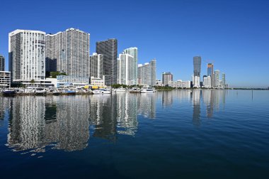 Miami, Florida 'daki Biscayne Körfezi' nde yerleşim alanı kuleleri yansıtıldı..